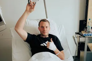 Koniec sezonu dla Neuera! Kapitan Bayernu złamał nogę