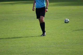 Polski arbiter antybohaterem ćwierćfinału Ligi Mistrzów? (WIDEO)