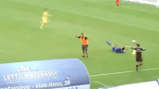 Skandal na meczu włoskiej 6 ligi, trener gości interweniuje na boisku!