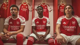 Arsenal zaprezentował nowe koszulki na sezon 2025/26