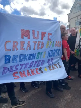 Protest kibiców Manchesteru United: "Stworzony przez psa, zniszczony przez konia"