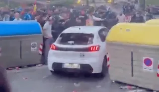 Kierowca staranował kibiców przed meczem w Barcelonie - sprawca w rękach policji