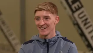Anthony Gordon przed transferem życia. Czy porzuci Newcastle dla ukochanego Liverpoolu?