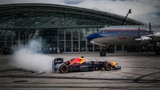 Wielkie gwiazdy sportu na otwarciu Hangaru 7 - Verstappen skradł show w bolidzie RB8