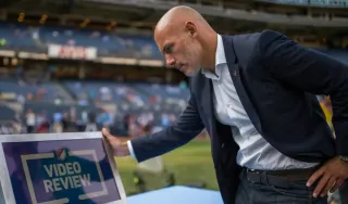 BOMBA przed startem Premier League! Webb chce zrewolucjonizować VAR i wstrząsnąć światem futbolu!