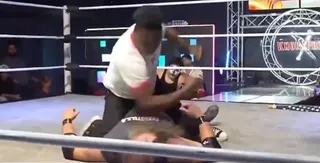 Syn byłego mistrza UFC brutalnie pobił wrestlera podczas gali [WIDEO]