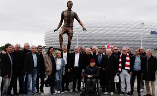 Brązowy Kaiser strzeże Allianz Arena - wzruszający hołd Bayernu dla Beckenbauera