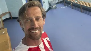203 cm w kostiumie maskotki! Crouch pokazał, jak bawić się na emeryturze lepiej niż inni
