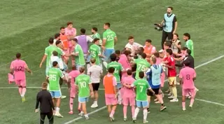 Wielki wstyd gwiazdy Miami! Suárez pluje na rywala po klęsce w finale Pucharu Ligi (VIDEO)