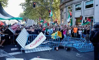 Nigdy wcześniej się to nie zdarzyło! Vuelta a España 2025 zakończona w samochodach drużynowych