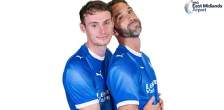 Post Chesterfield FC podzielił kibiców i wywołał lawinę komentarzy. Poszło o... przytulonych piłkarzy
