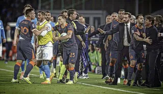 Trener pokazał na krocze, kapitan odpowiedział obelgami – skandaliczne sceny w hitowym meczu Serie A!