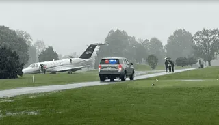 Prywatny odrzutowiec ląduje na polu golfowym - Szokujące sceny w Louisville