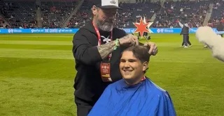 Chicago Fire w play-offach. Kibic założył się i... ogolił się na łyso na stadionie! [WIDEO]