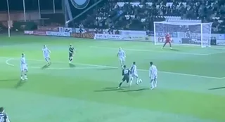 Dziwne zachowanie piłkarza w lidze szkockiej. Ależ się wkurzył! [WIDEO]