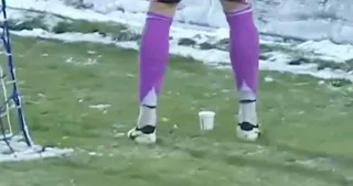 Bramkarz walczył na boisku... z zimnem. Podczas meczu popijał herbatę! [WIDEO]