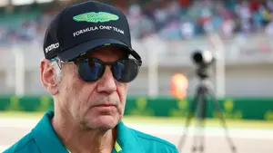 Alonso murem za Neweyem. Czy geniusz F1 uratuje Aston Martina przed katastrofą?