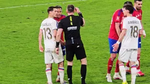 Ameyaw uderzył Podolskiego i nie dostał nawet żółtej kartki! Eksperci wytykają błąd sędziego (WIDEO)