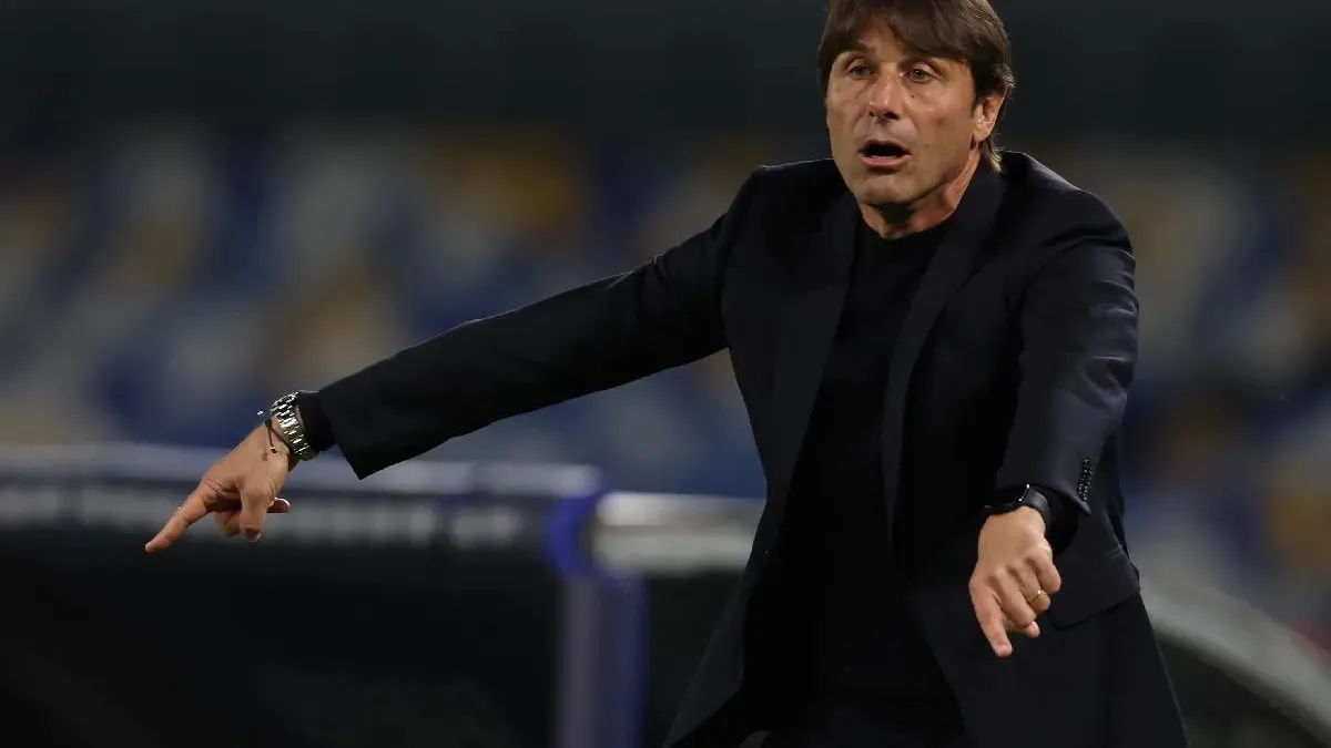 Antonio Conte zaprzecza negocjacjom i czeka na odpowiedni moment po sukcesach w Napoli