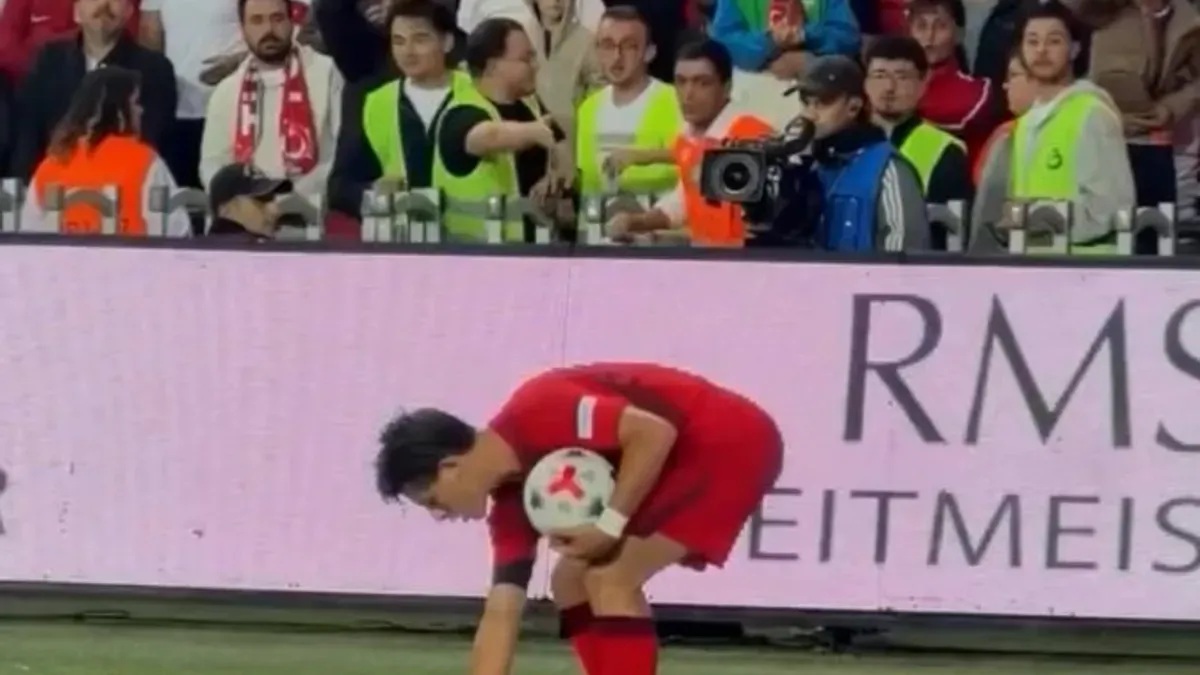 Arda poprosił o jedną butelkę wody. Kibice Turcji rzucili mu cały worek!
