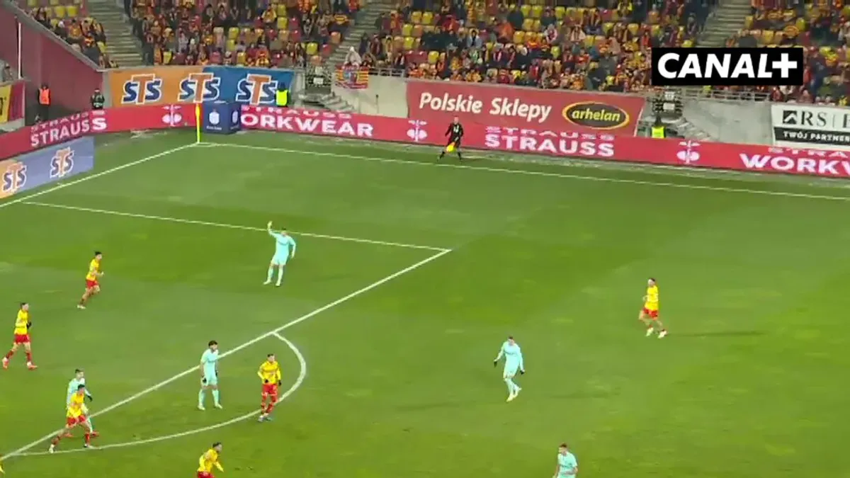 Arnau Ortiz jeszcze niedawno biegał po polskich boiskach, a już dziś być może zobaczymy go w barwach Atletico Madryt! Tr