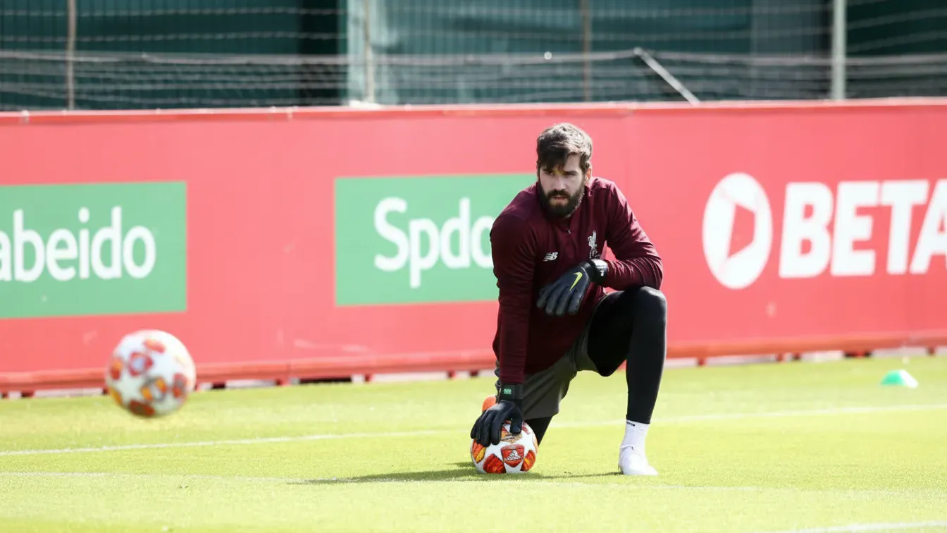 Arne Slot ma ogromny problem przed meczem z Crystal Palace. Gwiazda wypada na wiele tygodni