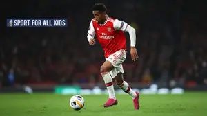 Arsenal pozbywa się wychowanka za bezcen. Wybrał już sensacyjny kierunek transferu