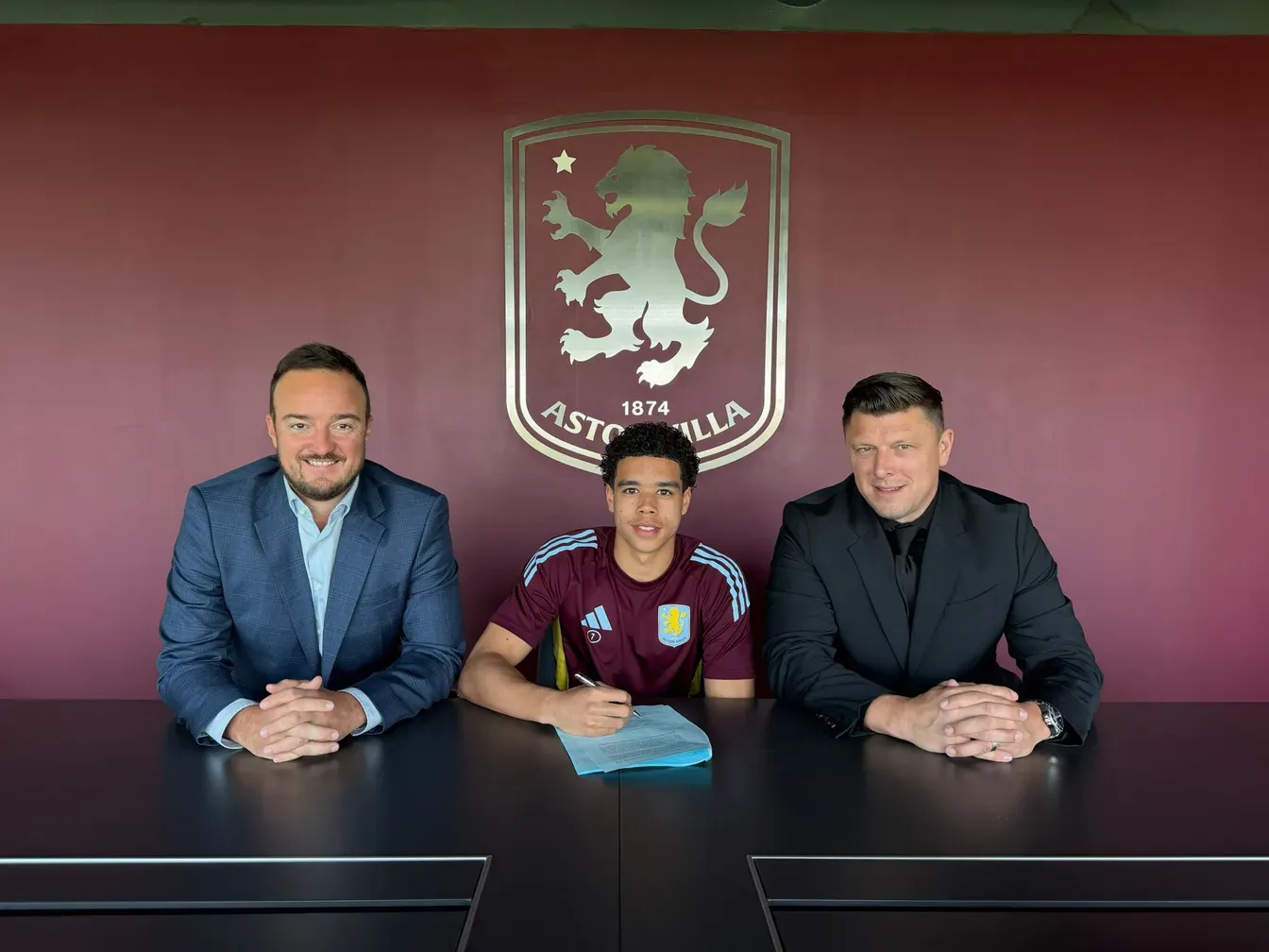 Aston Villa zatrzymała wielki talent. Brad Burrowes podpisał nową umowę
