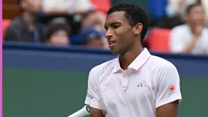 Auger-Aliassime skreczował w Szanghaju. „Za bardzo boli”