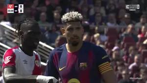 Barca na prowadzeniu! Ronald Araujo wygrał pojedynek z Pathe Cissem i otworzył worek z bramkami na Camp Nou! Mecz trwa w
