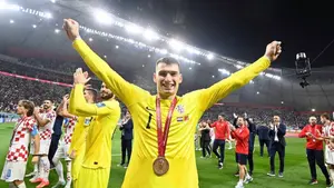 Barcelona planuje ruch po chorwackiego bramkarza. Dominik Livaković na celowniku Katalończyków