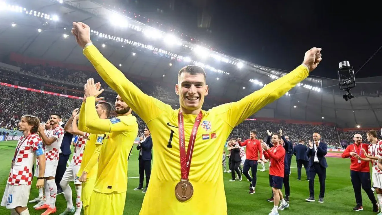 Barcelona planuje ruch po chorwackiego bramkarza. Dominik Livaković na celowniku Katalończyków