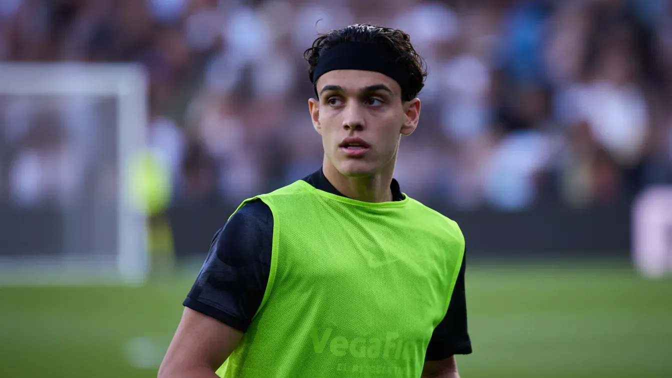 Barcelona skreśliła swój talent. Trzy kluby Premier League rzuciły się do walki o obrońcę