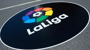 Barcelona upokorzyła Real w drodze po tytuł. Dramat trenera i sensacyjne transfery w tle