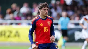 Barcelona wraca po Jorge Salinasa, ale Real i United nie odpuszczają