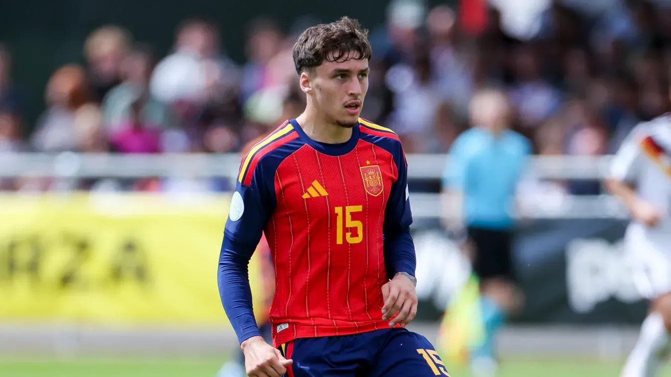 Barcelona wraca po Jorge Salinasa, ale Real i United nie odpuszczają