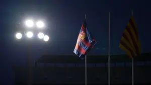 Barcelona znów ma De Jonga na treningu. Na powrót do gry poczeka