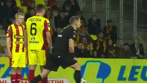 Błaaaaaaaaaaaaanik! Korona prowadzi z Widzewem! Co za gol z rzutu wolnego! Oglądaj w CANAL+: