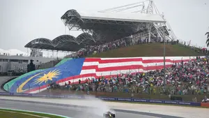 Błąd oprogramowania sparaliżował start GP Bahrajnu. FIA musiała ratować wyścig