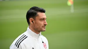 Bohater narodowy wyrzucony na trybuny. Trener Eintrachtu nie wytrzymał i zaatakował dziennikarza