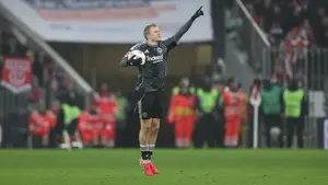 Burkardt wraca do gry i strzela Bayernowi, ale Eintracht Frankfurt liczy straty