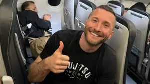 Były zawodnik MMA bohaterem lotu. Obezwładnił pasażera próbującego otworzyć drzwi samolotu!