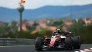 Chaos na Hungaroringu. Hamilton ucieka rywalom, a młody kierowca rozbija bolid