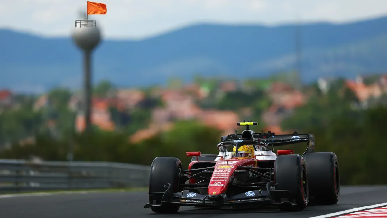 Chaos na Hungaroringu. Hamilton ucieka rywalom, a młody kierowca rozbija bolid