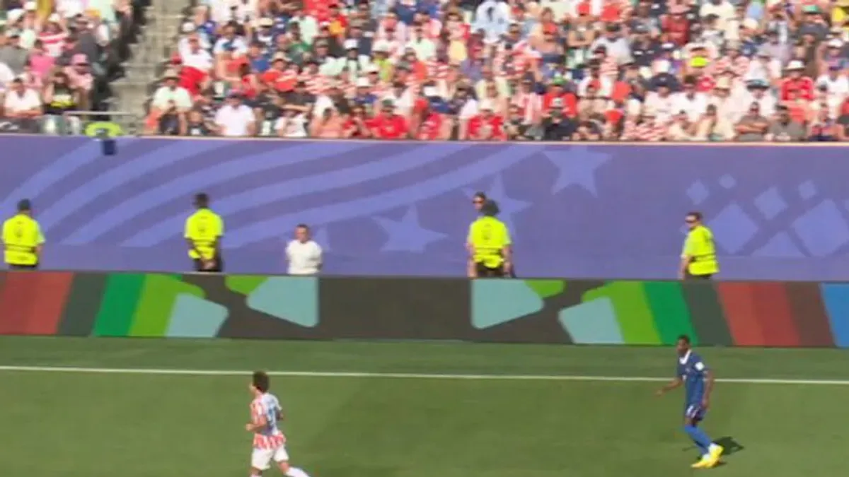 Chwila nieuwagi i. Kylian Mbappe takich okazji nie przepuszcza Oglądaj mecze mistrzostw świata w Telewizji Polskiej