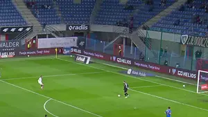 Co za spokój Jasona Lokilo! Zawodnik Piasta z asystą przy golu Jorge Felixa! Znakomicie całą akcje rozpoczął Jakub Czerw