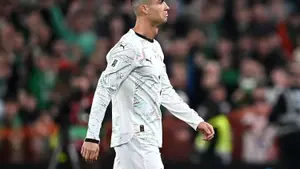 Cristiano Ronaldo odchodzi ze zgrupowania Portugalii. W tle słowa selekcjonera