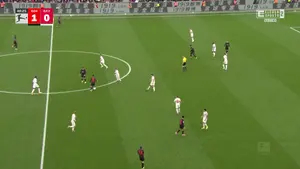 Czerwona kartka dla gracza bayernu! Jackson opuszcza boisko jeszcze przed przerwą! Sytuacja Die Roten jest podbramkowa.