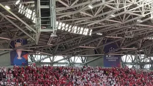 Czerwono-biała część stadionu w Budapeszcie. Finał Ligi Mistrzów w TVP Sport. Pierwszy gwizdek punkt 18 Oglądaj online m