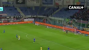 Dawno nie było centrostrzału z prawdziwego zdarzenia! Mbaye Ndiaye daje prowadzenie Motorowi! Oglądaj w CANAL+: